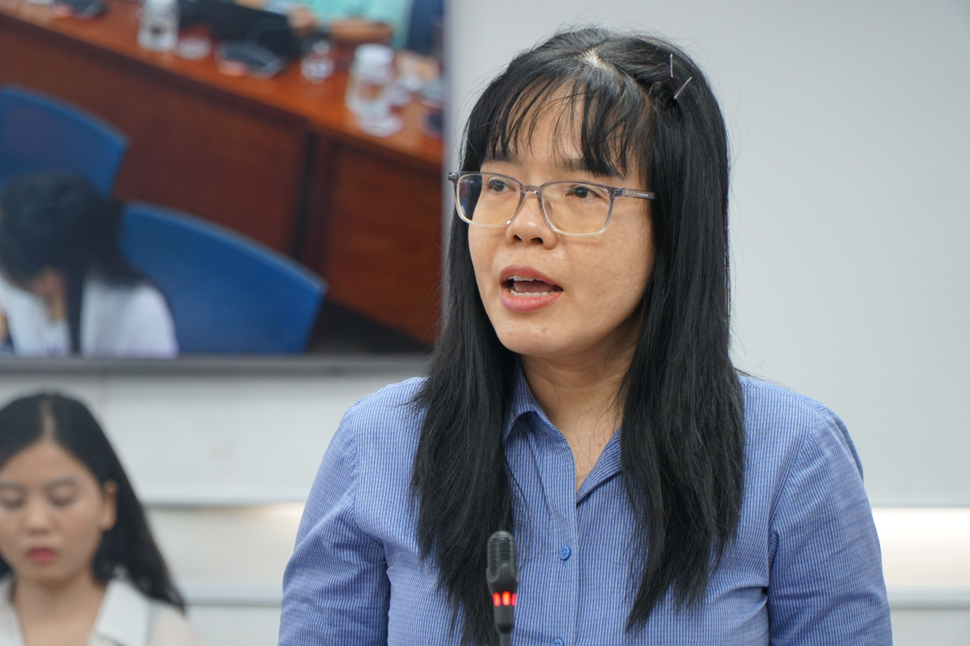 Bà Dương Hoàng Xuân Thủy – Phó trưởng phòng Quản lý nhà và thị trường bất động sản (Sở Xây dựng TPHCM) trả lời tại buổi họp báo. Ảnh: Nhàn Lê