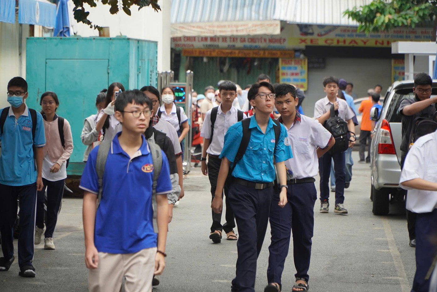 Em Trần Minh Hoàng (học sinh Trường THCS Nguyễn Huệ, TP Đà Nẵng) cùng cha bay vào TPHCM từ hôm qua để dự thi. “Em cũng muốn thử sức mình tại một cuộc thi vào lớp 10 trường chuyên của TPHCM. Ngôi trường này em cũng đã tìm hiểu và rất thích. Từ đầu năm lớp 9 em đã lên kế hoạch học tập để dự thi vào trường. Nếu đậu vào trường, em sẽ ở nhà chú để tiếp tục việc học”, Hoàng nói.