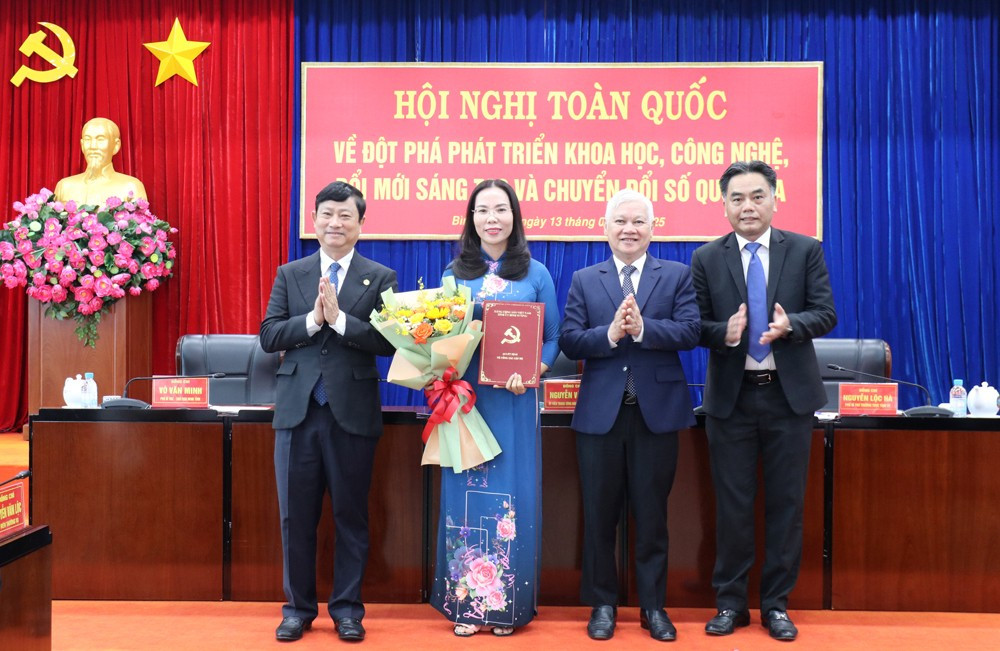 Lãnh đạo tỉnh Bình Dương trao Quyết định của Ban Bí thư Trung ương Đảng cho bà Nguyễn Thị Tuyết Thanh. Ảnh: BD