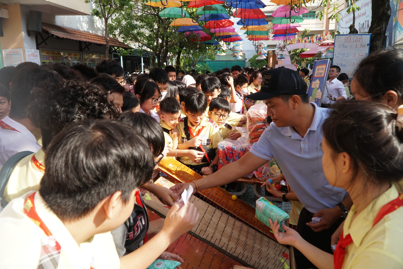 Ngoài ra, học sinh còn được tham gia các trò chơi dân gian như thảy banh, đập niu.