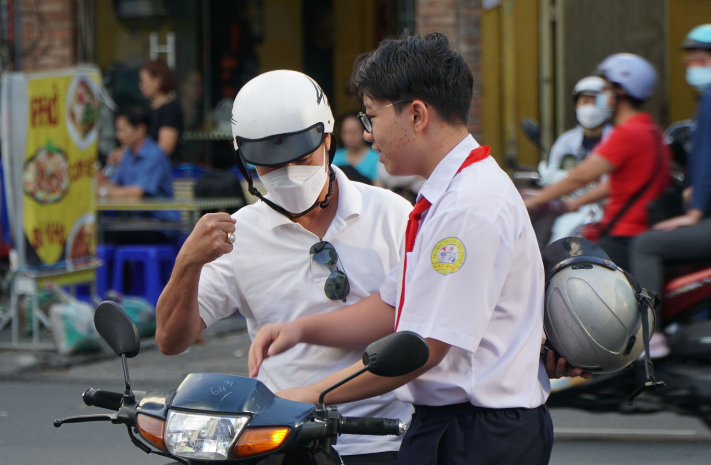 Một phụ huynh khác dành cái đập tay để tiếp thêm tự tin cho con.