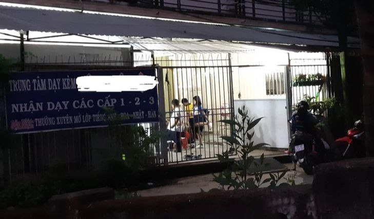 Thông tư 29 quy định giáo viên không được dạy thêm ngoài nhà trường có thu tiền đối với học sinh mà giáo viên đó đang dạy ở trường.