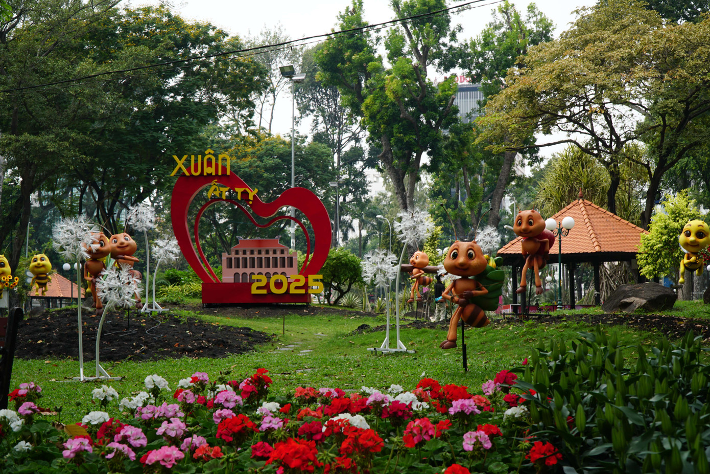 Một số tiểu cảnh đã được lắp đặt hoàn thiện. Hội hoa xuân năm nay hứa hẹn sẽ mang đến không gian nghệ thuật sống động phục vụ người dân và du khách.