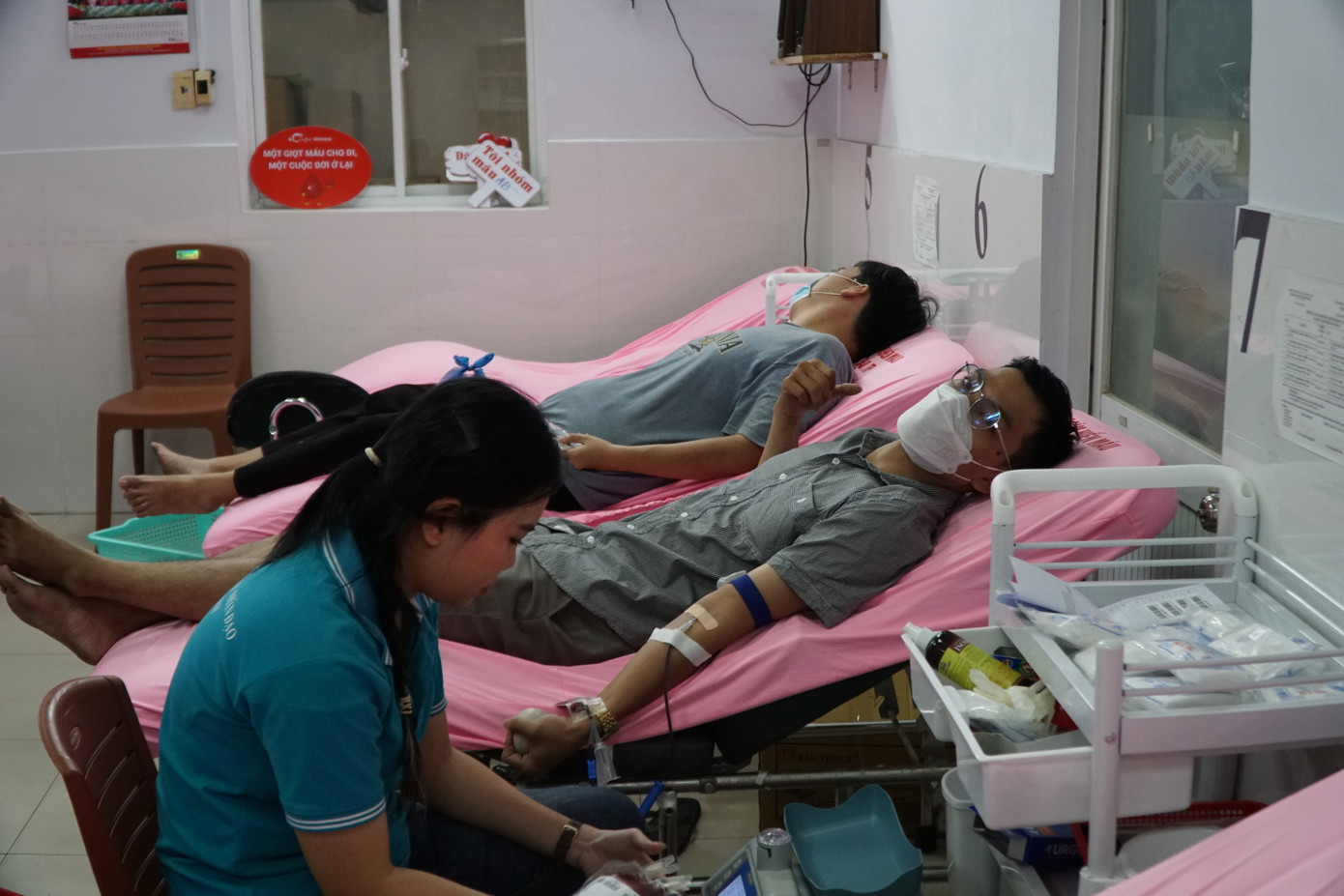 Người dân hiến máu tại Trung tâm Hiến máu Nhân đạo TPHCM. Ảnh: Anh Nhàn