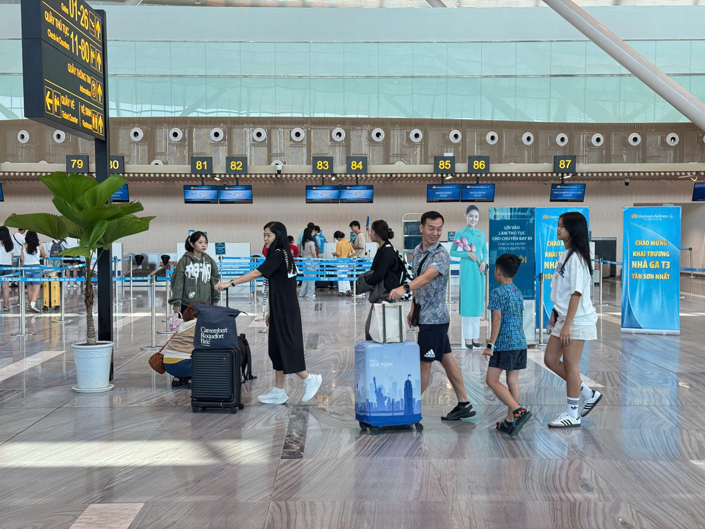 Hành khách đi từ nhà ga T3 sân bay Tân Sơn Nhất trong sáng 30/4