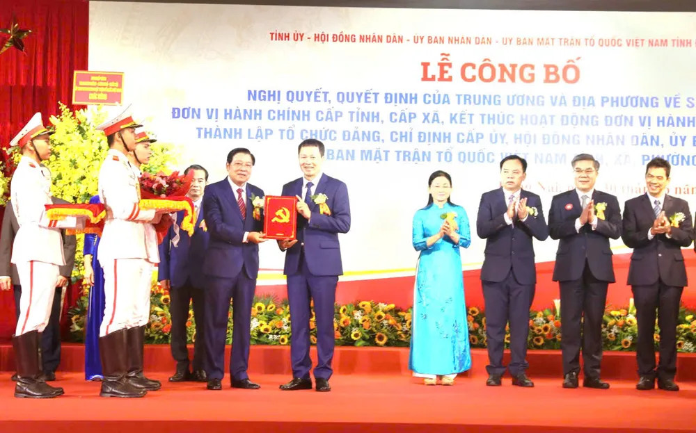 Ông Phan Đình Trạc, Ủy viên Bộ Chính trị, Bí thư TƯ Đảng Trưởng ban Nội chính Trung ương trao quyết định cho Bí thư Tỉnh ủy Đồng Nai Vũ Hồng Văn Ông Phan Đình Trạc, Ủy viên Bộ Chính trị, Bí thư TƯ Đảng Trưởng ban Nội chính Trung ương trao quyết định cho Bí thư Tỉnh ủy Đồng Nai Vũ Hồng Văn