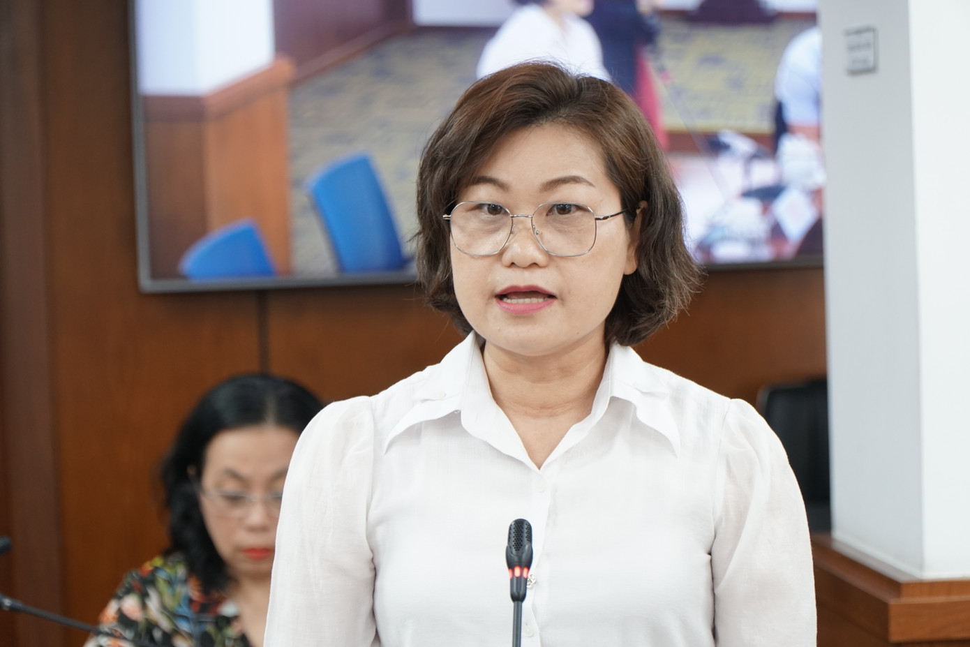 Bà Nguyễn Minh Bạch Lan, Phó Chánh Văn phòng Sở GD&amp;ĐT TPHCM trả lời họp báo chiều 8/5. Ảnh: Anh Nhàn