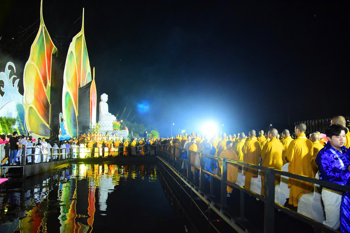 Tối 6/5, hàng chục nghìn ngọn hoa đăng được thả xuống trong khuôn viên Học viện Phật giáo Việt Nam. Đây là một trong những hoạt động nằm trong khuôn khổ Đại lễ Phật đản Vesak Liên Hợp Quốc 2025.