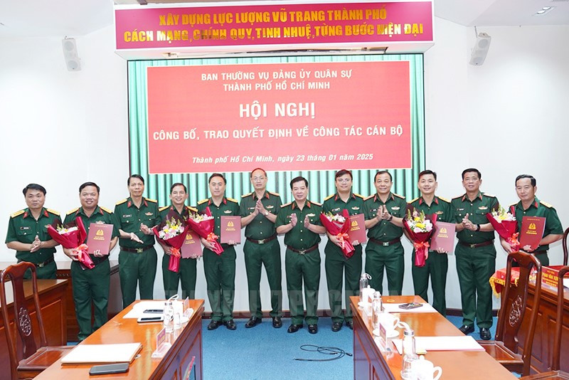 Ban Thường vụ Đảng ủy Quân sự TPHCM trao Quyết định công tác cán bộ. Ảnh: Website Thành ủy TPHCM. Ban Thường vụ Đảng ủy Quân sự TPHCM trao Quyết định công tác cán bộ. Ảnh: Website Thành ủy TPHCM.