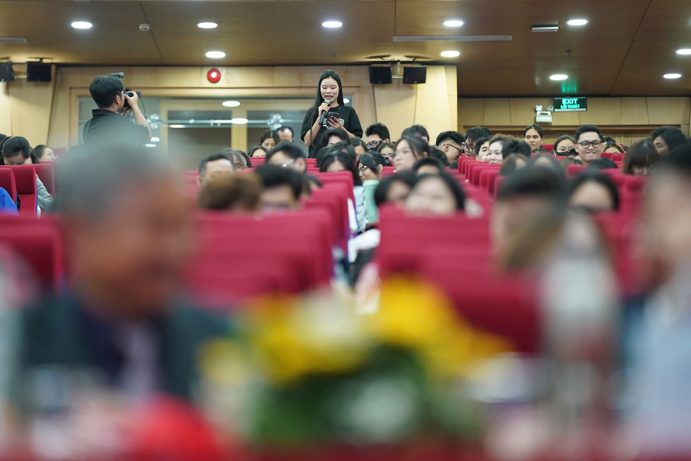 Sinh viên Trần Mộng Phương đặt câu hỏi đến chuyên gia. Ảnh: Phạm Nguyễn Sinh viên Trần Mộng Phương đặt câu hỏi đến chuyên gia. Ảnh: Phạm Nguyễn