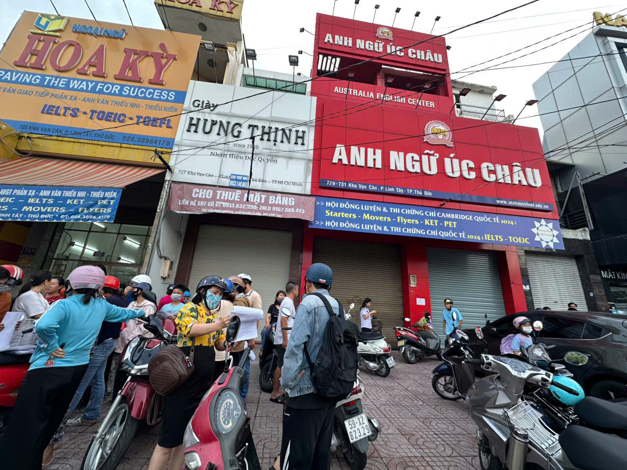 Phụ huynh tập trung trước Trung tâm Anh ngữ quốc tế Úc Châu (cơ sở Võ Văn Ngân) sau khi nơi này đóng cửa. Phụ huynh tập trung trước Trung tâm Anh ngữ quốc tế Úc Châu (cơ sở Võ Văn Ngân) sau khi nơi này đóng cửa.