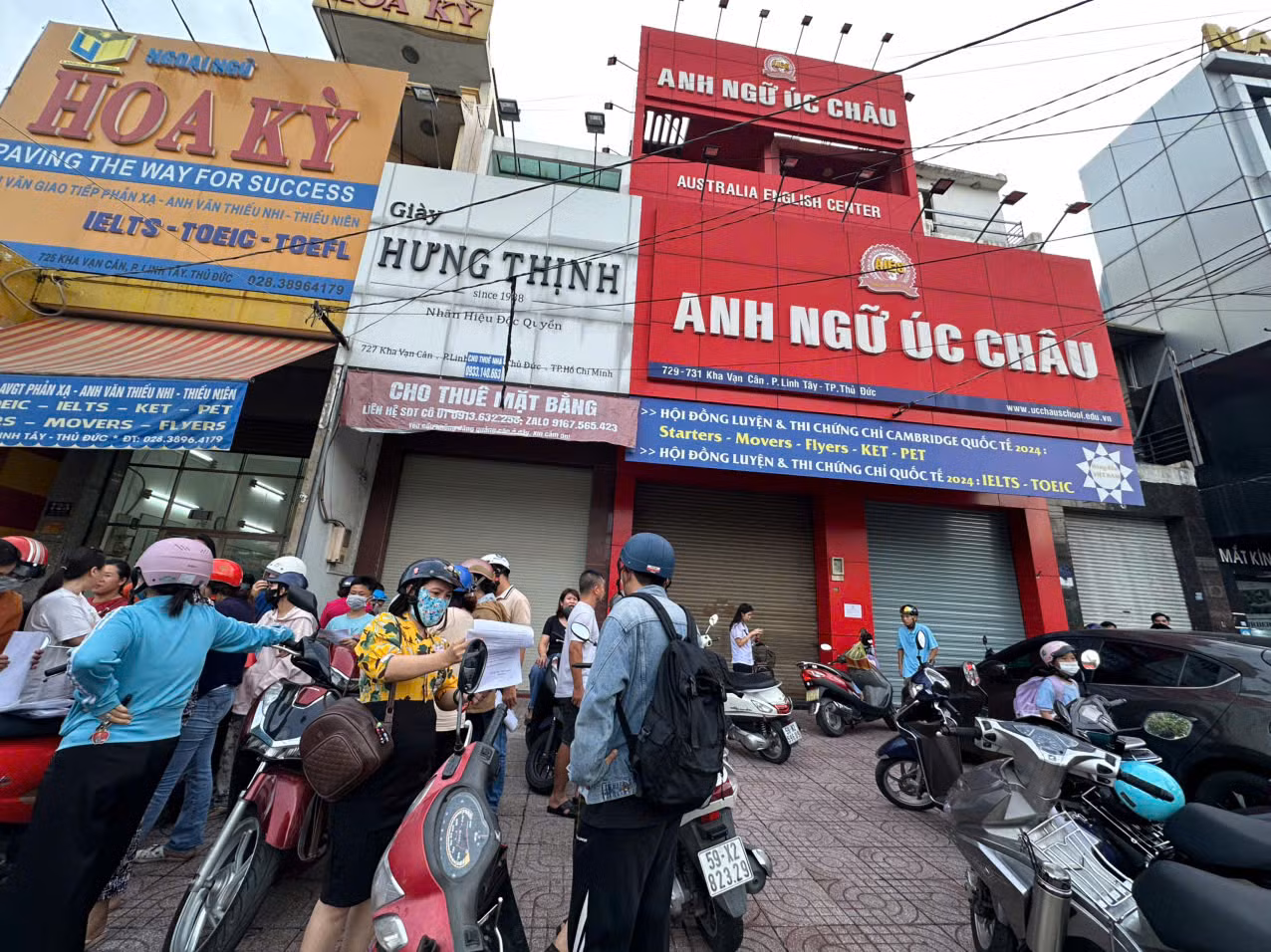 Phụ huynh tập trung trước Trung tâm Anh ngữ quốc tế Úc Châu (cơ sở Võ Văn Ngân) sau khi nơi này đóng cửa.
