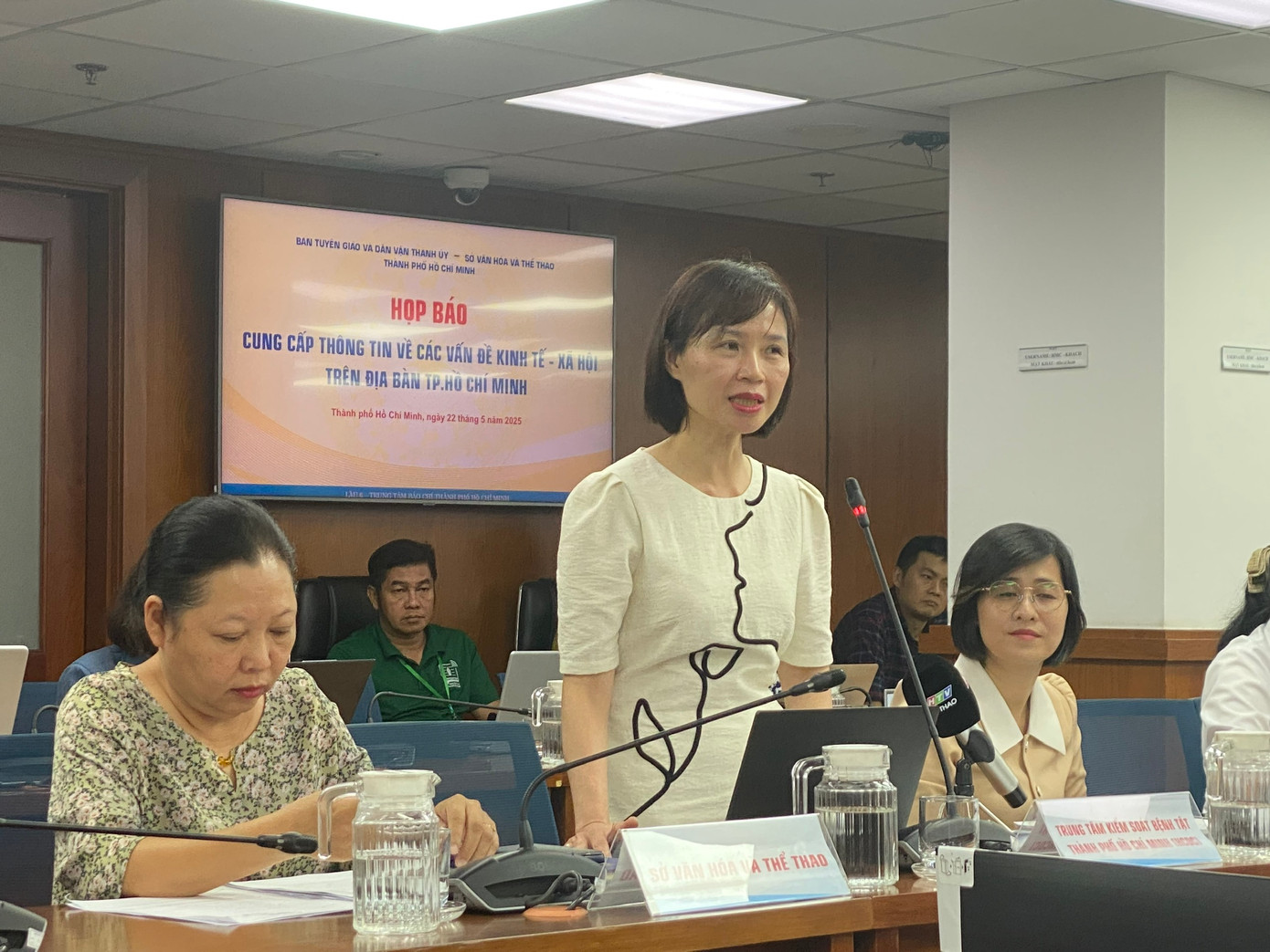 Bà Lê Hồng Nga – Phó Giám đốc Trung tâm Kiểm soát bệnh tật TPHCM trả lời tại họp báo chiều 22/5. Ảnh: Hữu Huy