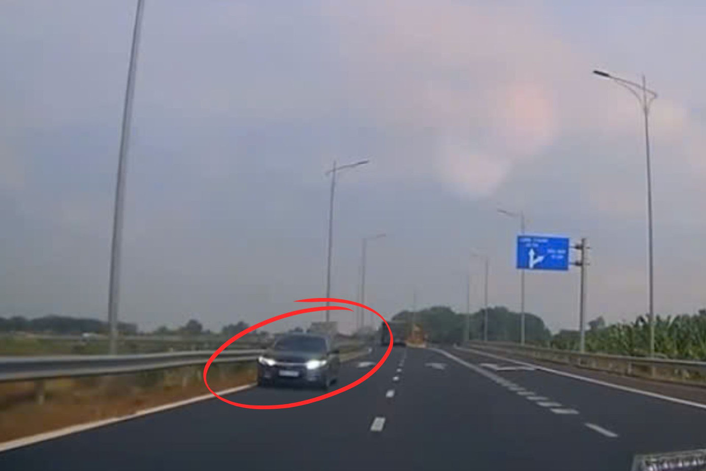 Hình ảnh ô tô chạy ngược chiều ở đường dẫn cao tốc Phan Thiết - Dầu Giây. Ảnh cắt từ clip