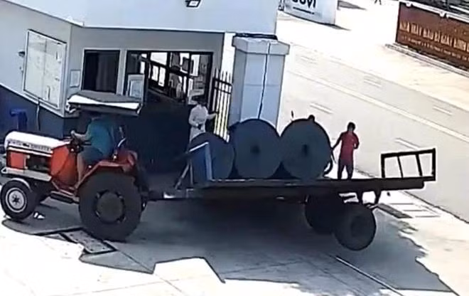 Cuộn vải rơi đè bảo vệ tử vong. Ảnh cắt từ clip Cuộn vải rơi đè bảo vệ tử vong. Ảnh cắt từ clip