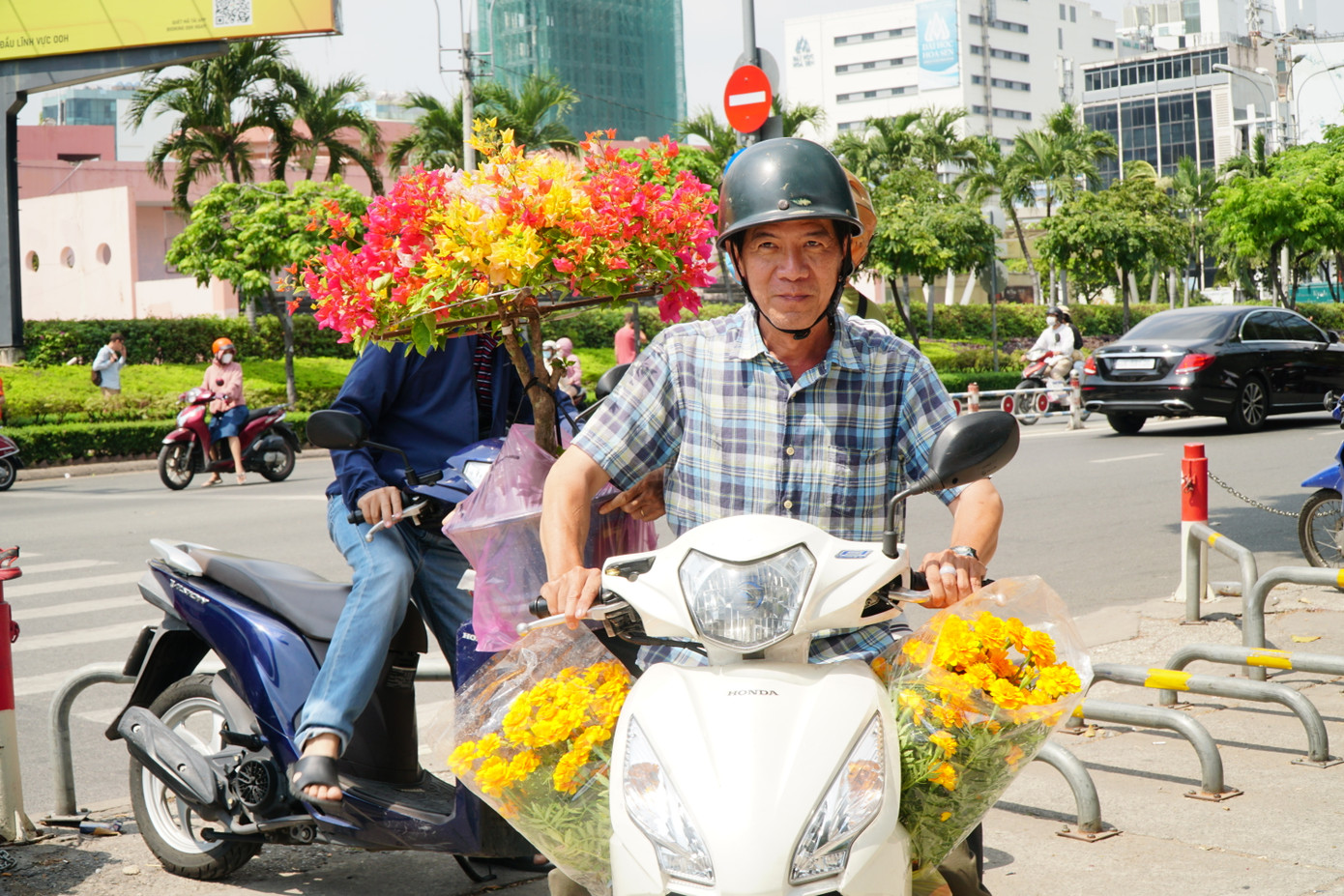 Nhiều khách hàng hồ hởi vì mua được hoa với giá hời. "Chậu giấy lớn thế này chỉ có 200.000 đồng. Hoa năm nay đẹp và giá rất "mềm". Những ngày trước, mỗi cây bông giấy có gốc và dáng đẹp thế này phải 300.000 đồng", ông Thanh nói.