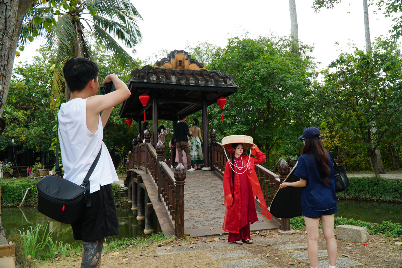 Giám đốc bảo tàng Huỳnh Ngọc Vân cho biết năm nay khách đến chụp ảnh sớm hơn, chủ yếu là giới trẻ chụp hình áo dài phong cách cổ phục và nhóm khách quốc tế muốn tìm hiểu văn hóa Việt Nam.