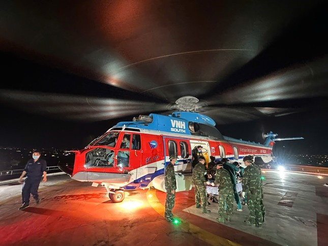 Trực thăng EC-225 của Binh đoàn 18 đưa quân nhân Đỗ Minh Vương về đất liền cấp cứu. Trực thăng EC-225 của Binh đoàn 18 đưa quân nhân Đỗ Minh Vương về đất liền cấp cứu.