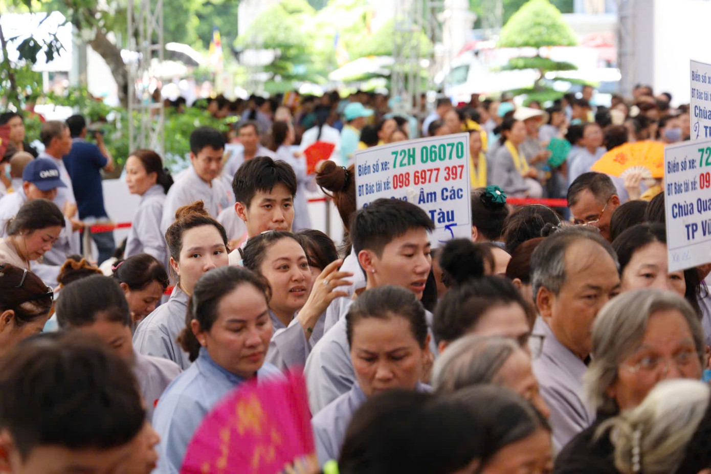 Ban tổ chức bố trí nhiều đội ngũ tình nguyện viên trẻ túc trực để hỗ trợ và điều phối những người cao tuổi, trẻ em. Khu vực chiêm bái chính được bố trí riêng để giữ tính trang nghiêm. Người dân khi đến tham quan tuyệt đối không quay phim, chụp hình.