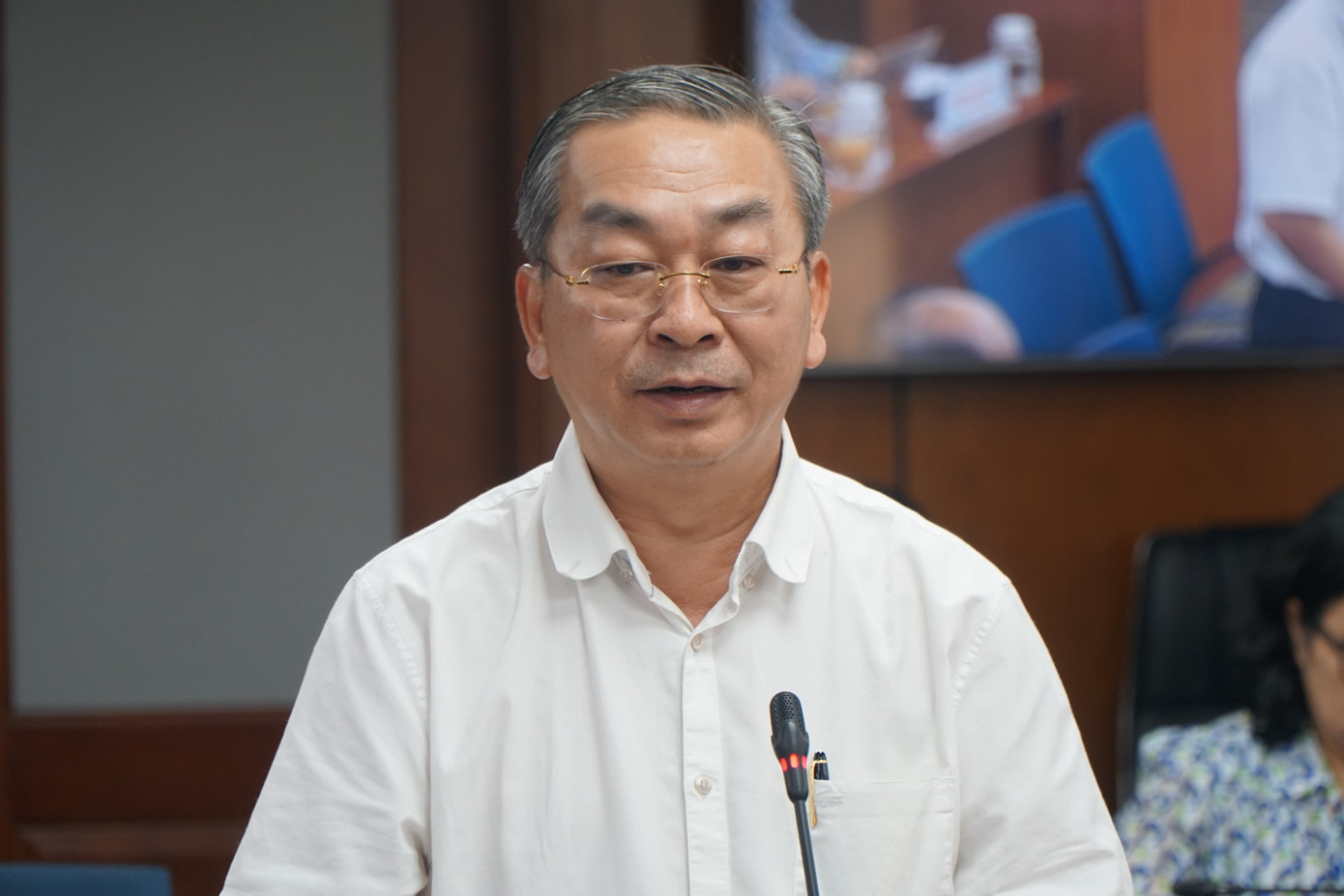 Ông Võ Ngọc Quốc Thuận, Giám đốc Sở Nội vụ TPHCM trả lời họp báo chiều 17/4. Ảnh: Anh Nhàn Ông Võ Ngọc Quốc Thuận, Giám đốc Sở Nội vụ TPHCM trả lời họp báo chiều 17/4. Ảnh: Anh Nhàn