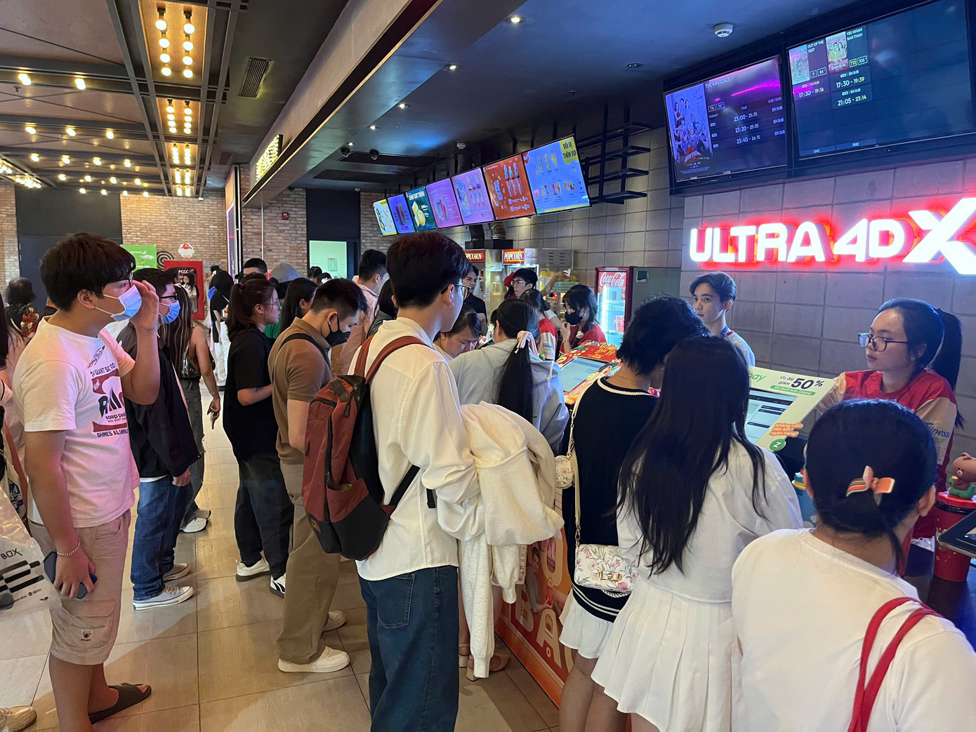 Từ hàng ghế chờ đến quầy mua bắp, nước và vé tại rạp phim CGV Sư Vạn Hạnh (quận 10) luôn chật kín người.