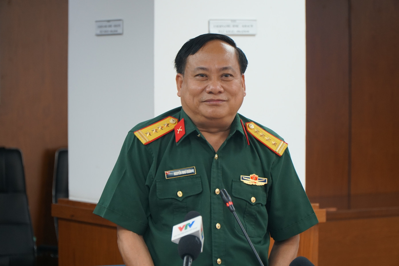 Đại tá Nguyễn Như Trúc, Phó Chủ nhiệm chính trị, Quân khu 7 thông tin tại buổi họp báo. Ảnh: Anh Nhàn