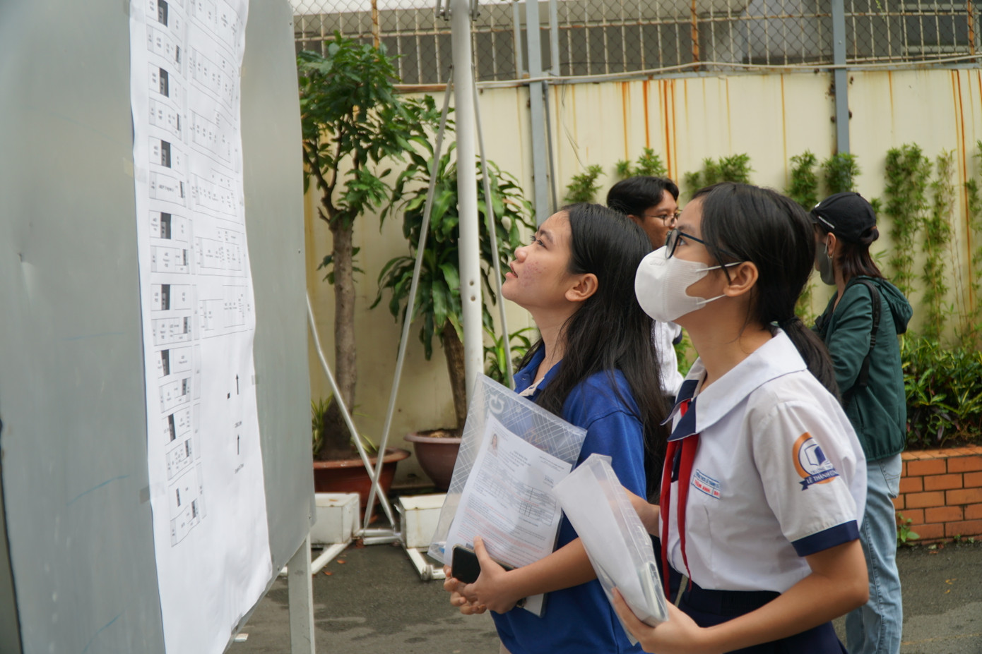 Từ Bình Dương, nhóm học sinh Trường THCS Bình Thắng (TP Dĩ An) về dự thi. Em Phan Thanh Vinh cho biết đã dậy từ rạng sáng, đi gần 30km để tới điểm thi. “Em muốn dự thi vào trường vì cơ sở vật chất tốt, chương trình học khá chất lượng, có nhiều cơ hội du học. Kỳ thi vào lớp 10 ở Bình Dương diễn ra vào thứ 4 tuần sau nên em không bị trùng lịch&quot;, Vinh nói.