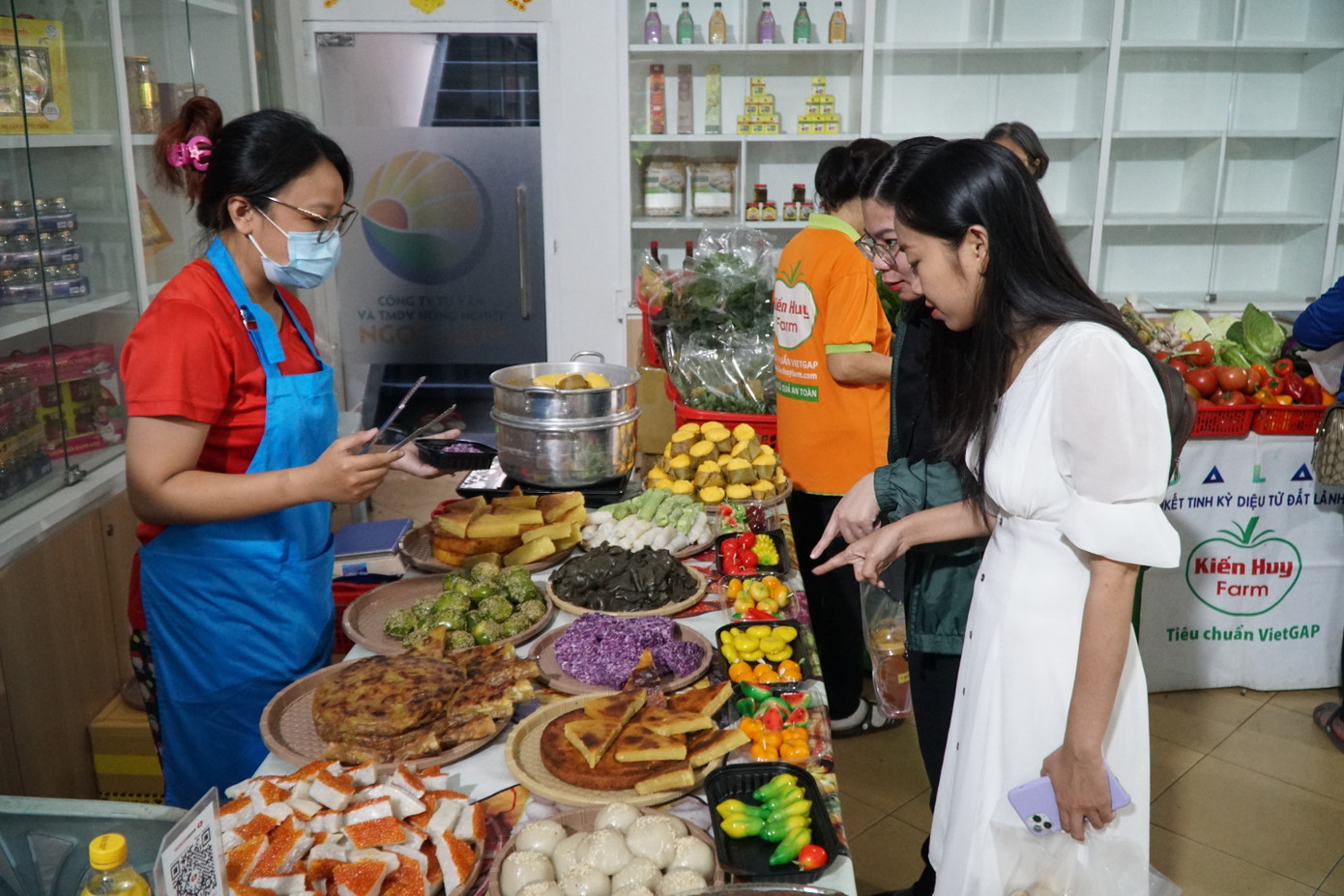 Rất nhiều những sản phẩm bánh, mứt mang hương vị ngày Tết được bày bán thu hút người dân.