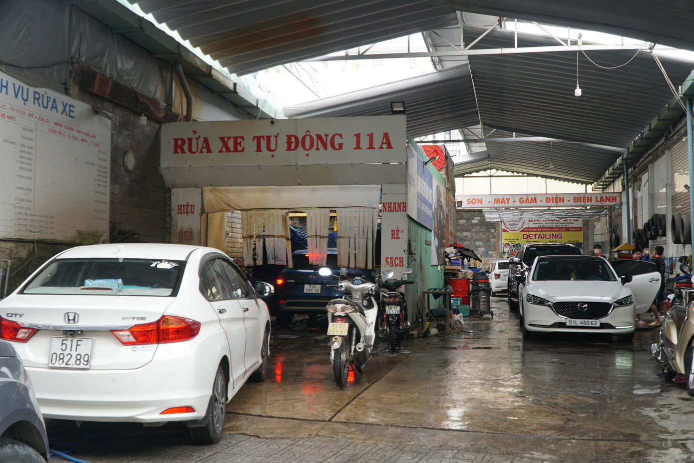 Tiệm rửa xe trên đường Lê Văn Thịnh (TP Thủ Đức) đông khách.