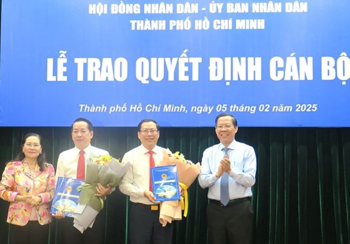 Chủ tịch UBND TPHCM Phan Văn Mãi và Chủ tịch HĐND TPHCM Nguyễn Thị Lệ trao quyết định và tặng hoa chúc mừng ông Kiều Ngọc Vũ (thứ hai từ trái qua) và ông Trần Hữu Phước. Ảnh: Minh Hiệp Chủ tịch UBND TPHCM Phan Văn Mãi và Chủ tịch HĐND TPHCM Nguyễn Thị Lệ trao quyết định và tặng hoa chúc mừng ông Kiều Ngọc Vũ (thứ hai từ trái qua) và ông Trần Hữu Phước. Ảnh: Minh Hiệp