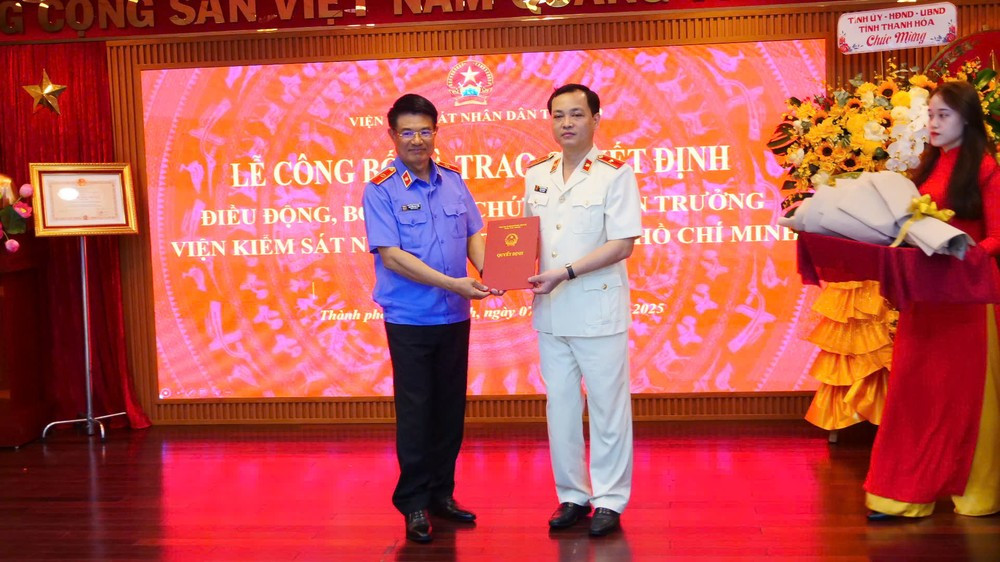 Ông Lê Văn Đông làm Viện trưởng Viện Kiểm sát TPHCM Ông Lê Văn Đông làm Viện trưởng Viện Kiểm sát TPHCM