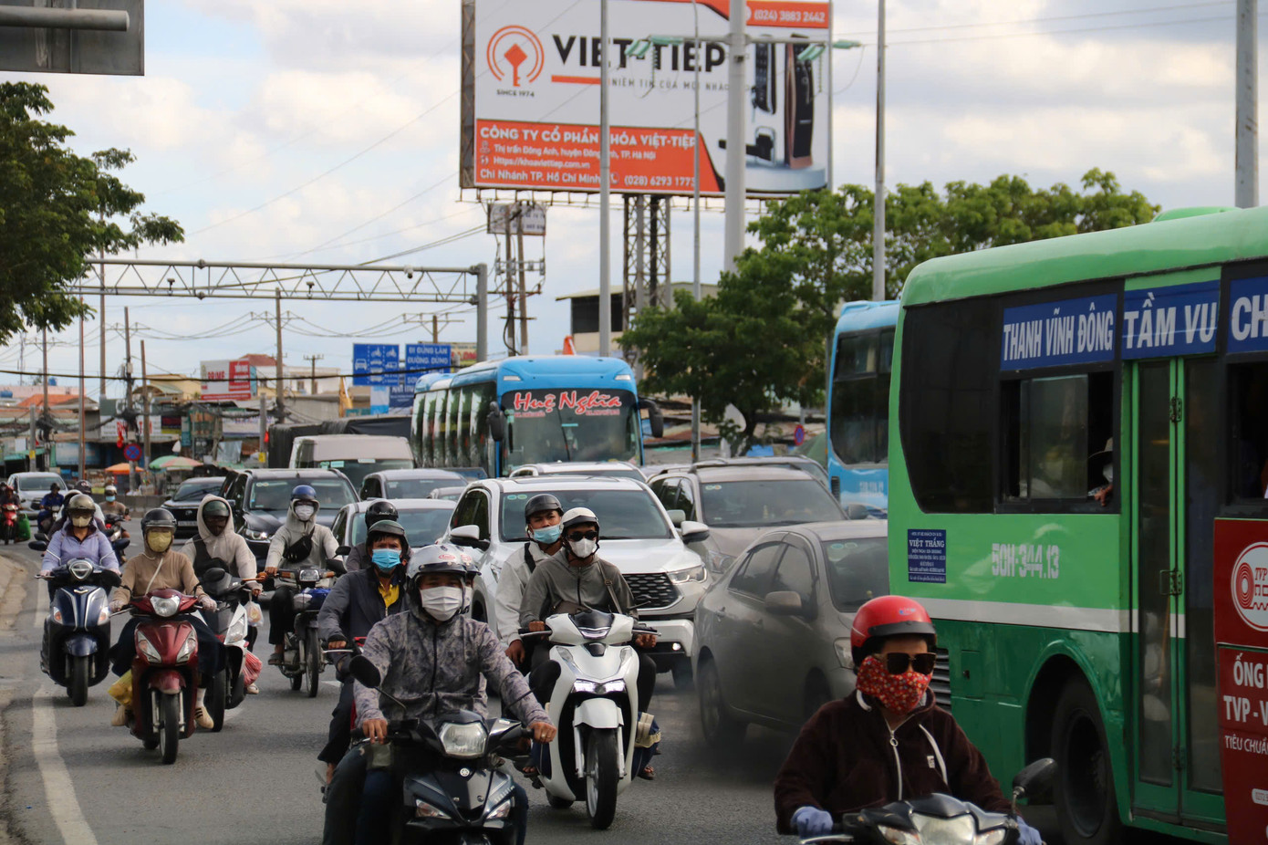 Dòng người và xe nối đuôi nhau trở lại TPHCM để tiếp tục công việc, học tập từ ngày mai (5/5)