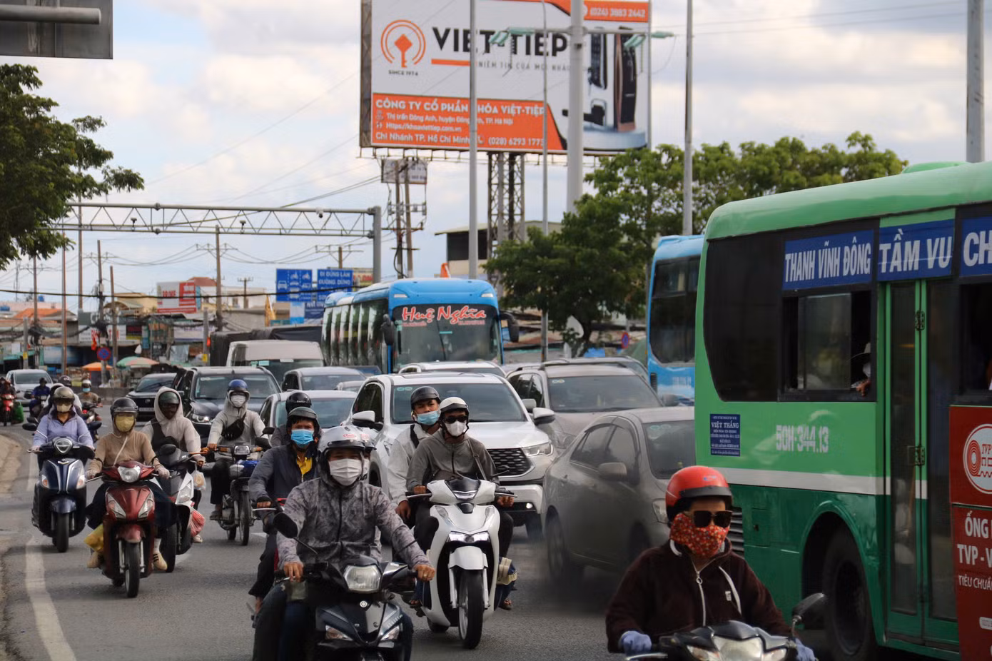 Dòng người và xe nối đuôi nhau trở lại TPHCM để tiếp tục công việc, học tập từ ngày mai (5/5)