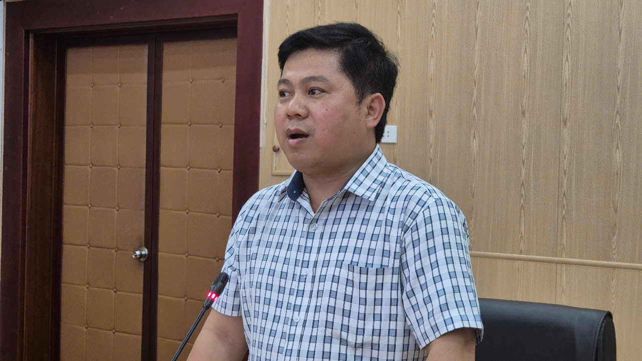 Ông Hồ Tấn Minh, Chánh văn phòng Sở GD&amp;ĐT TPHCM chia sẻ tại buổi tập huấn trực tuyến triển khai phần mềm quản lý dạy thêm, học thêm. Ảnh: C.P.