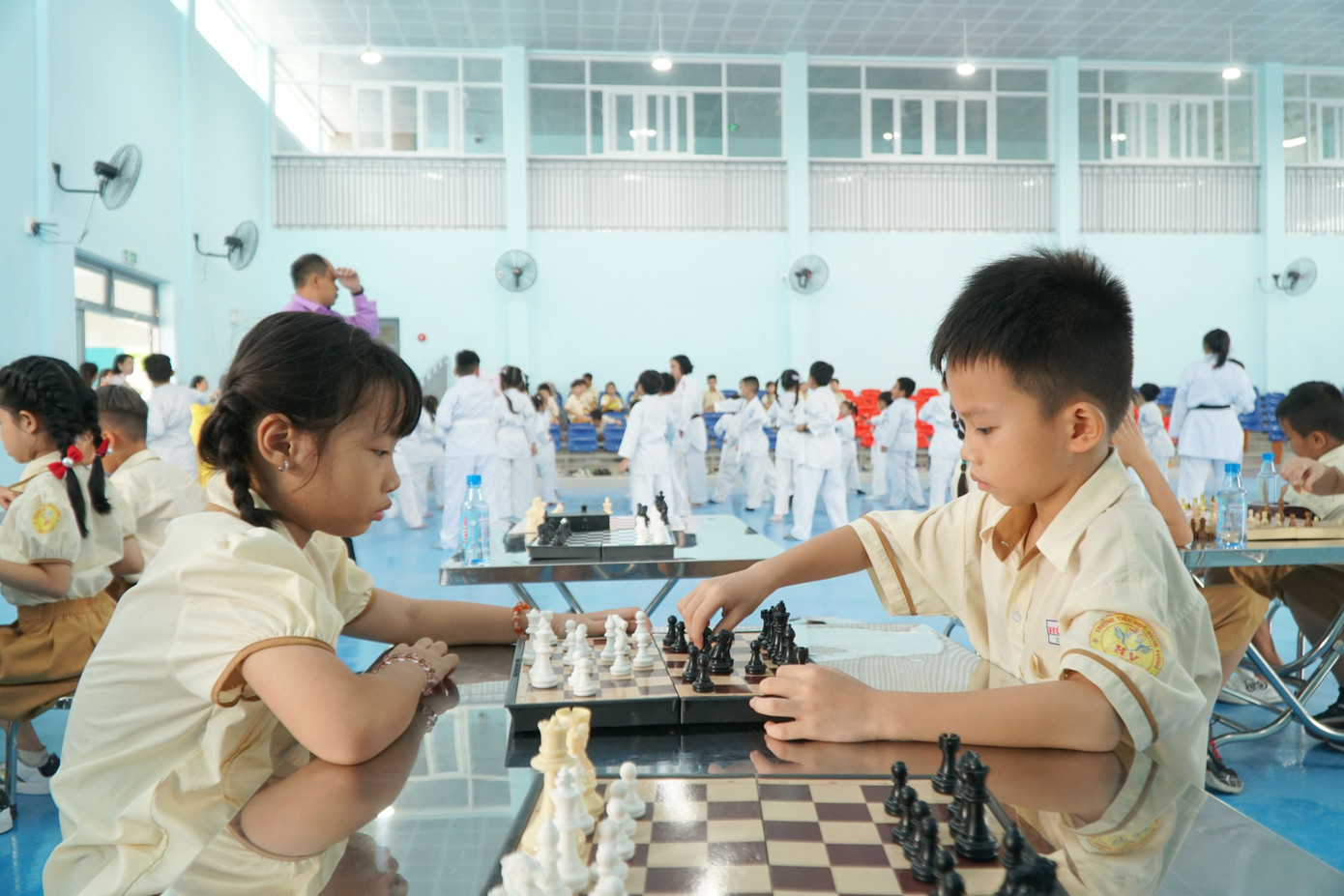 Nhà thi đấu đa năng còn là nơi các em tham gia nhiều môn thể thao khác như cờ vua, cầu lông,...