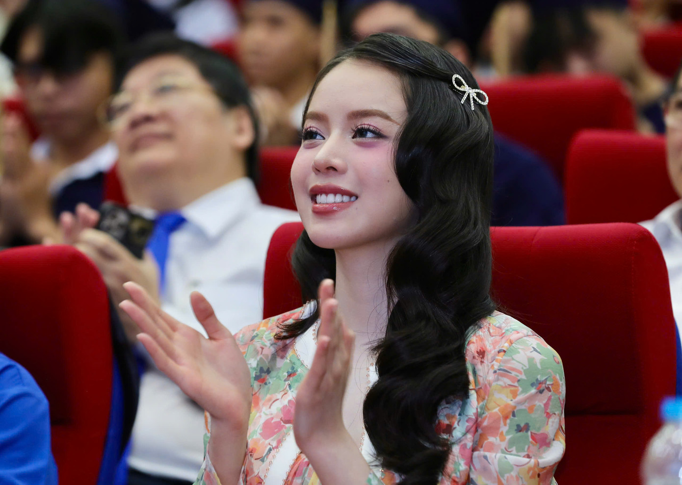 Hoa hậu Thanh Thủy hào hứng cổ vũ các tiết mục văn nghệ.