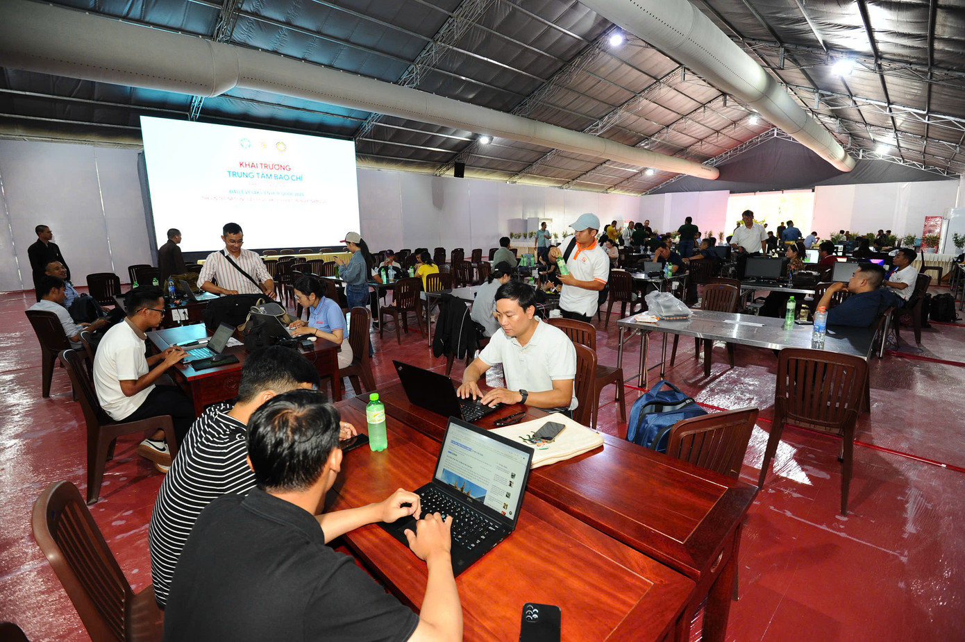 Đại lễ năm nay diễn ra triển lãm văn hóa Phật giáo tại khuôn viên Học viện Phật giáo Việt Nam. Triển lãm lần đầu công bố tới đại chúng một số bảo vật quốc gia.