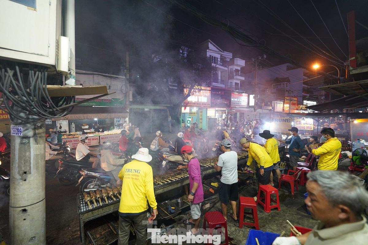 Hàng chục cửa hàng cá lóc nướng trên đường Tân Kỳ Tân Quý (quận Tân Phú) nhộn nhịp nướng cá xuyên đêm để chuẩn bị phục vụ khách hàng. Ảnh: Phạm Nguyễn