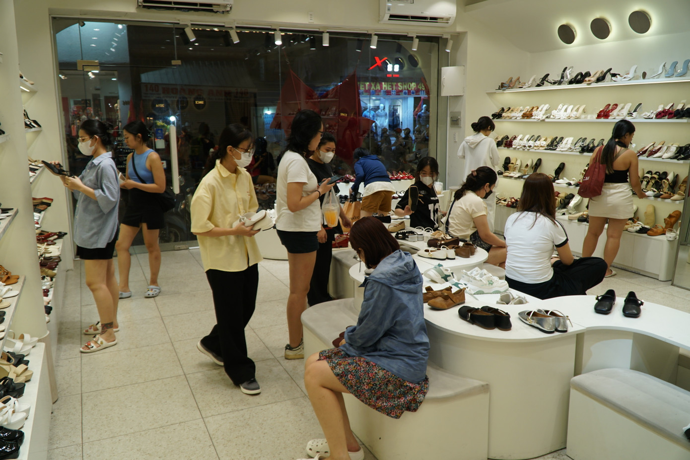 Ngoài quần áo, giày dép cũng là mặt hàng được nhiều người trẻ tìm mua trong những ngày cận Tết.