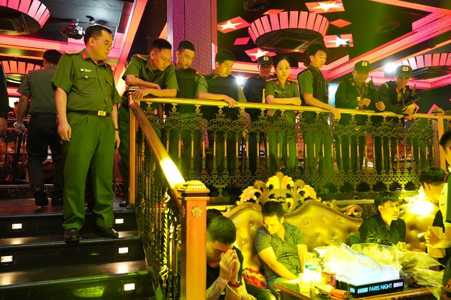 Hơn 300 cán bộ, chiến sĩ Công an tỉnh Bình Thuận đồng loạt kiểm tra quán bar Paris Night Club. Hơn 300 cán bộ, chiến sĩ Công an tỉnh Bình Thuận đồng loạt kiểm tra quán bar Paris Night Club.