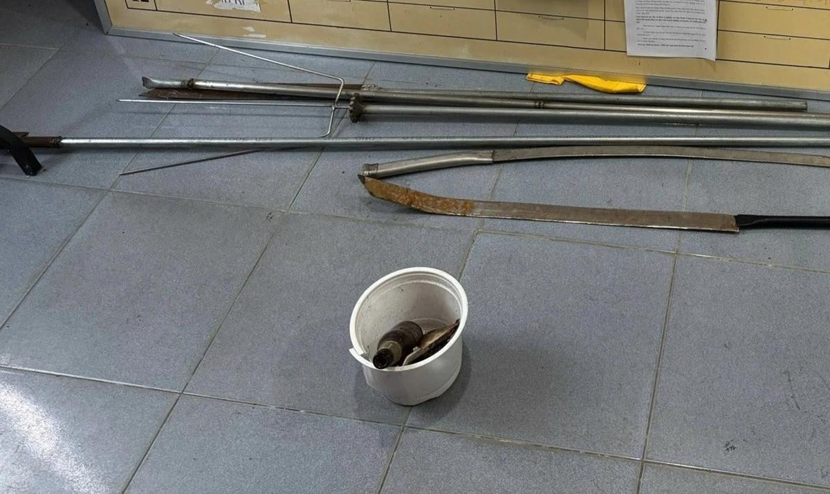 Hung khí các đối tượng dùng để chuẩn bị đánh nhau. Ảnh: T.T.