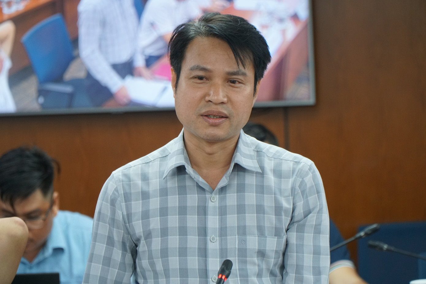 Ông Võ Hồ Hoàng Vũ, Chánh văn phòng Sở Văn hóa và Thể thao TPHCM trả lời tại họp báo. Ảnh: Anh Nhàn.