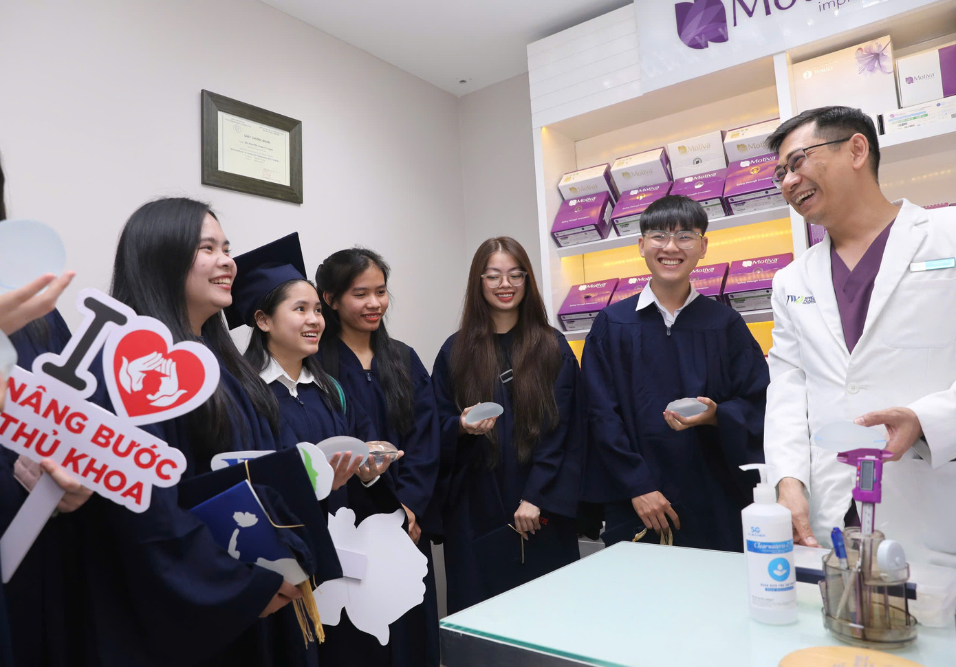 Sinh viên được nghe giới thiệu về các khoa như răng hàm mặt, khoa tạo hình thẩm mỹ, trẻ hóa… Đồng thời họ được nhận những chia sẻ về kiến thức y khoa và các lời khuyên sức khỏe.