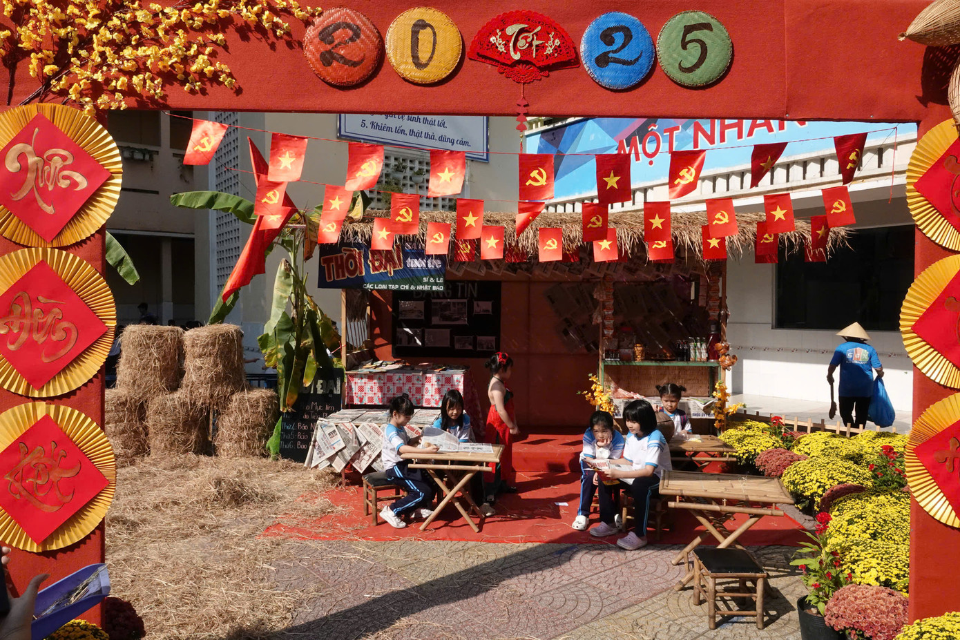 Sáng nay (23/1) là ngày cuối cùng học sinh TPHCM đến trường trước khi bắt đầu kỳ nghỉ Tết Nguyên đán Ất Tỵ 2025. Nhiều trường học đã tổ chức hội xuân với nhiều hoạt động ý nghĩa để học sinh hiểu thêm về Tết cổ truyền của dân tộc.