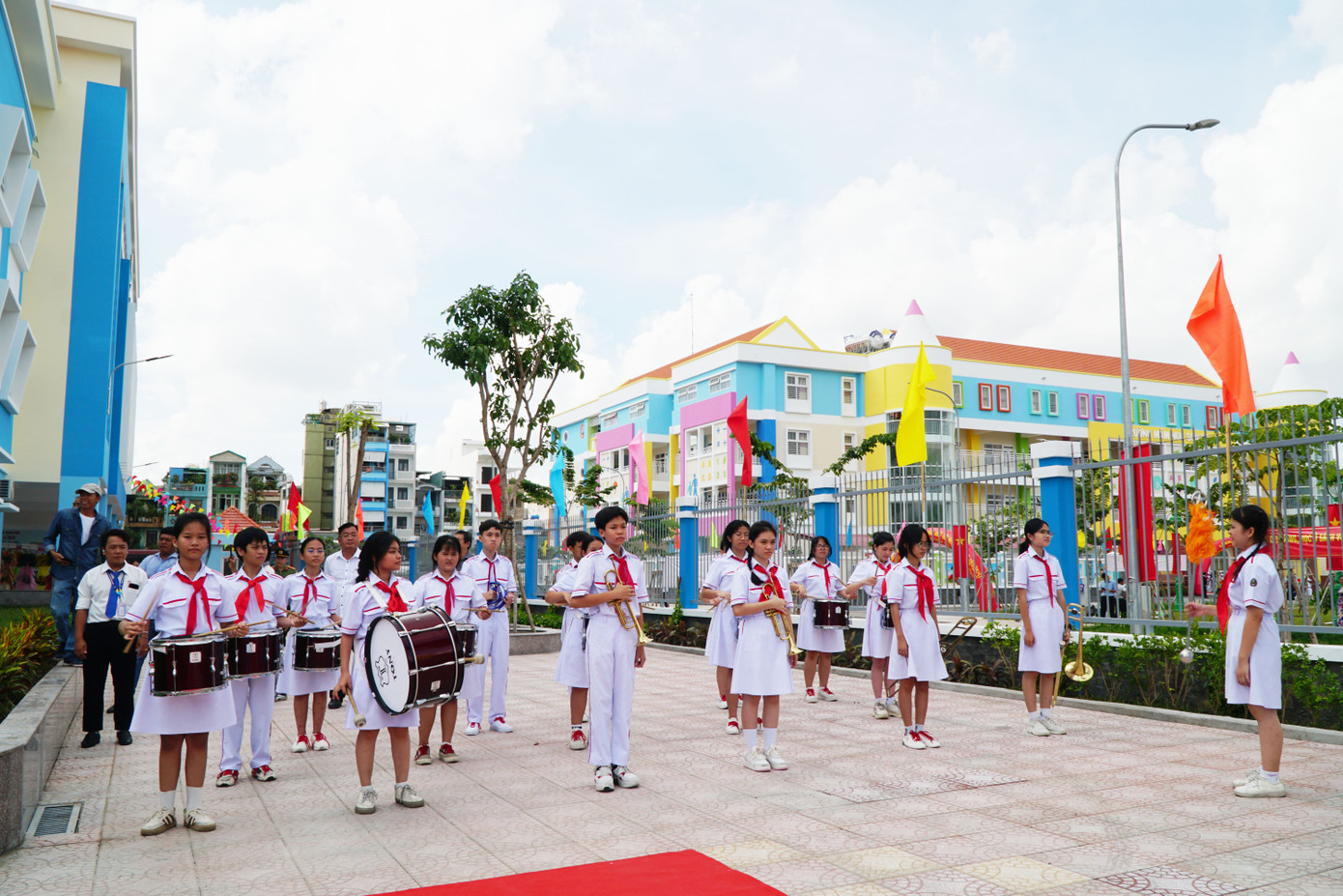 Theo UBND quận Tân Bình, cả ba trường được xây dựng đạt chuẩn quốc gia, với các hạng mục đảm bảo đầy đủ tiêu chí cơ sở vật chất theo quy định của Bộ Giáo dục và Đào tạo. Toàn bộ học sinh tại ba trường đều học hai buổi mỗi ngày, sĩ số lớp đúng chuẩn, tạo điều kiện thuận lợi để các trường nâng cao chất lượng giáo dục một cách toàn diện.