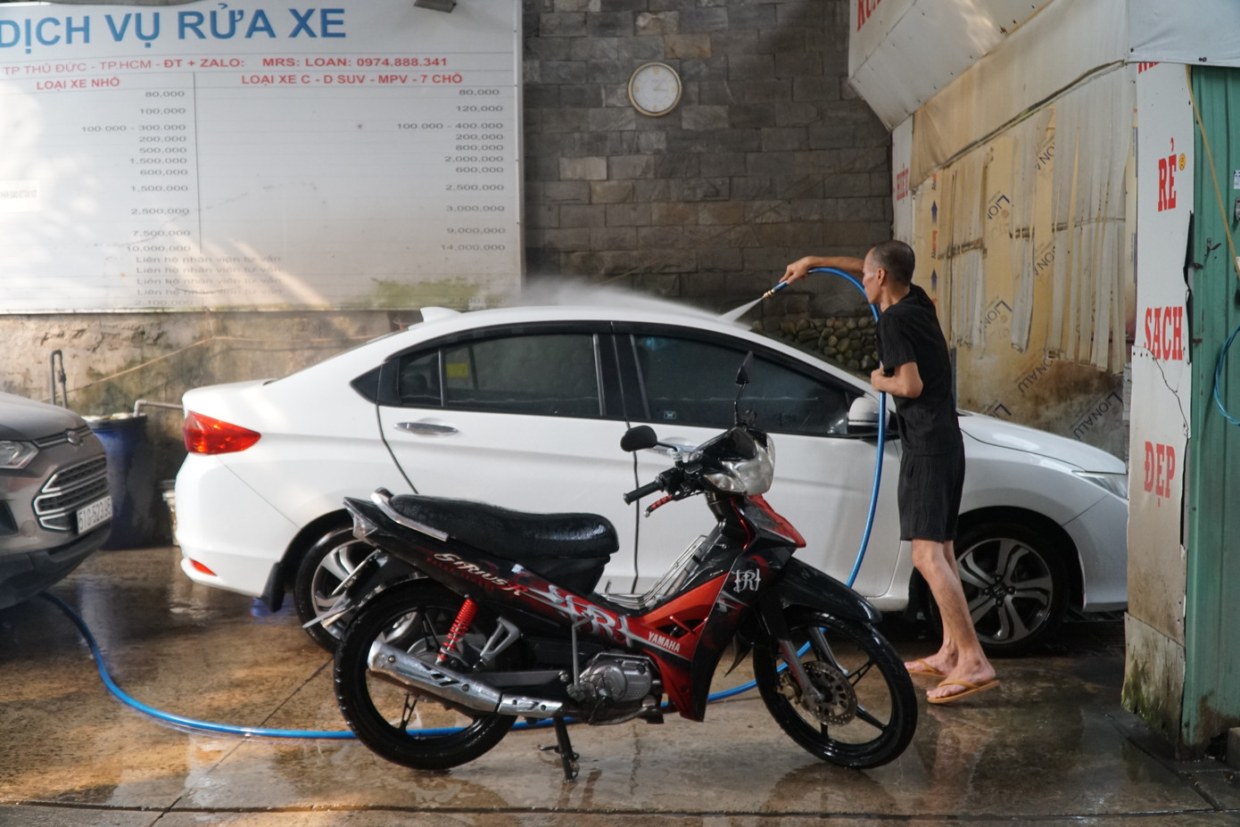 Cơ sở này có tới 3-4 thợ phụ, ai cũng làm việc không ngơi tay.