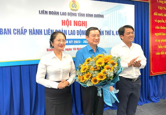 Ông Phạm Trọng Nhân (giữa) làm Chủ tịch LĐLĐ tỉnh Bình Dương Ông Phạm Trọng Nhân (giữa) làm Chủ tịch LĐLĐ tỉnh Bình Dương