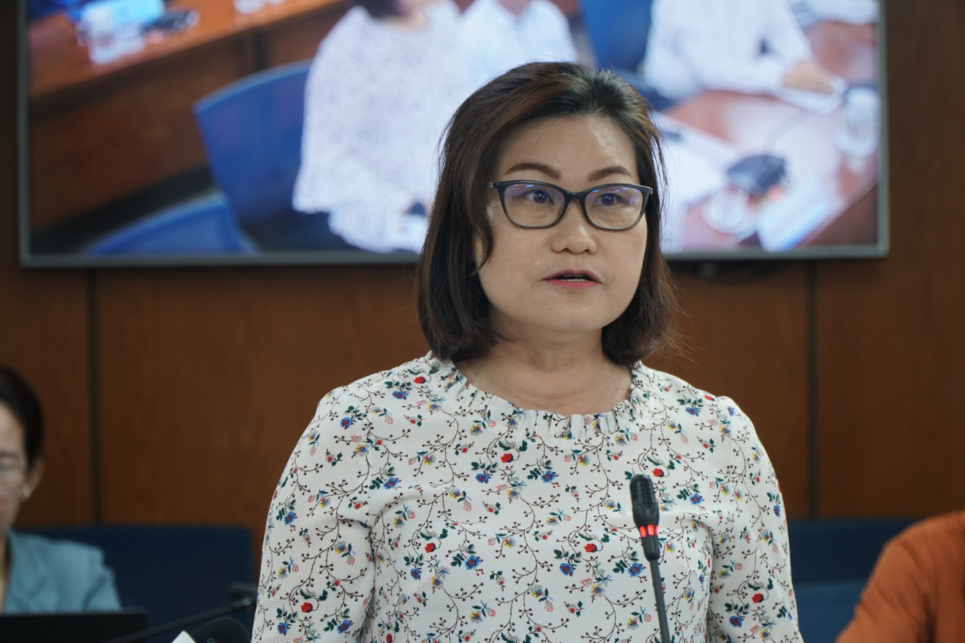 Bà Nguyễn Minh Bạch Lan, Phó Chánh Văn phòng Sở Giáo dục và Đào tạo TPHCM trả lời tại buổi họp báo. Ảnh: Anh Nhàn