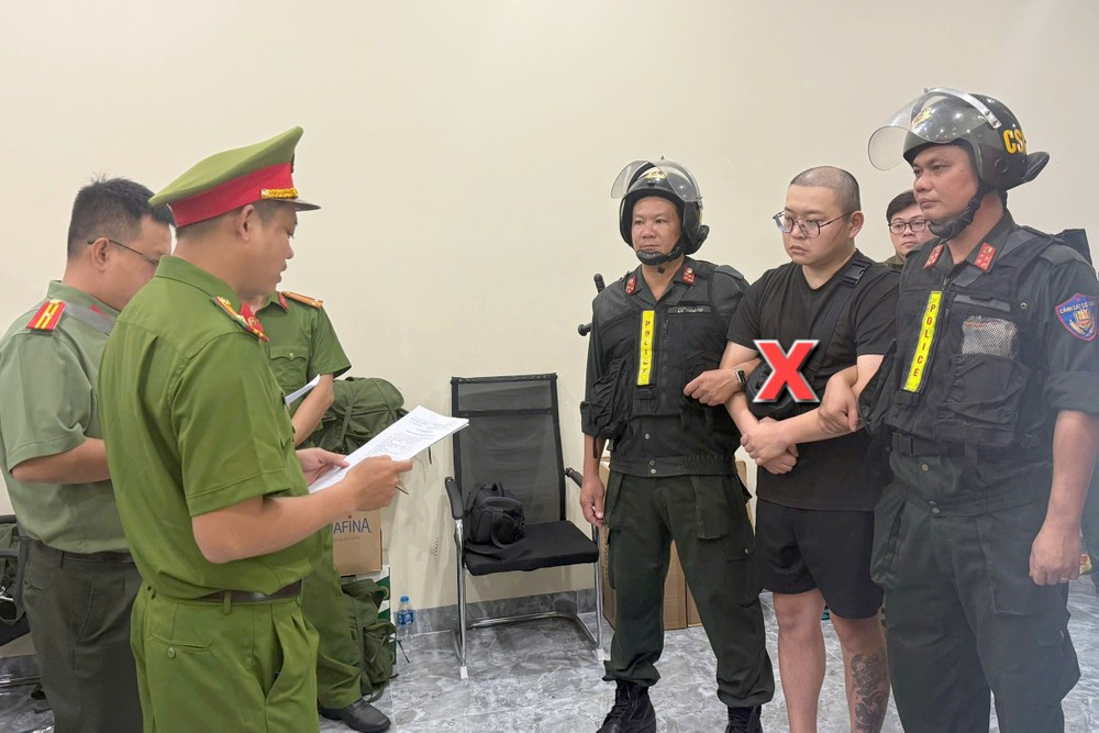 Cơ quan công an tống đạt các quyết định đối với Xing Yannank. Ảnh: Công an cung cấp. Cơ quan công an tống đạt các quyết định đối với Xing Yannank. Ảnh: Công an cung cấp.