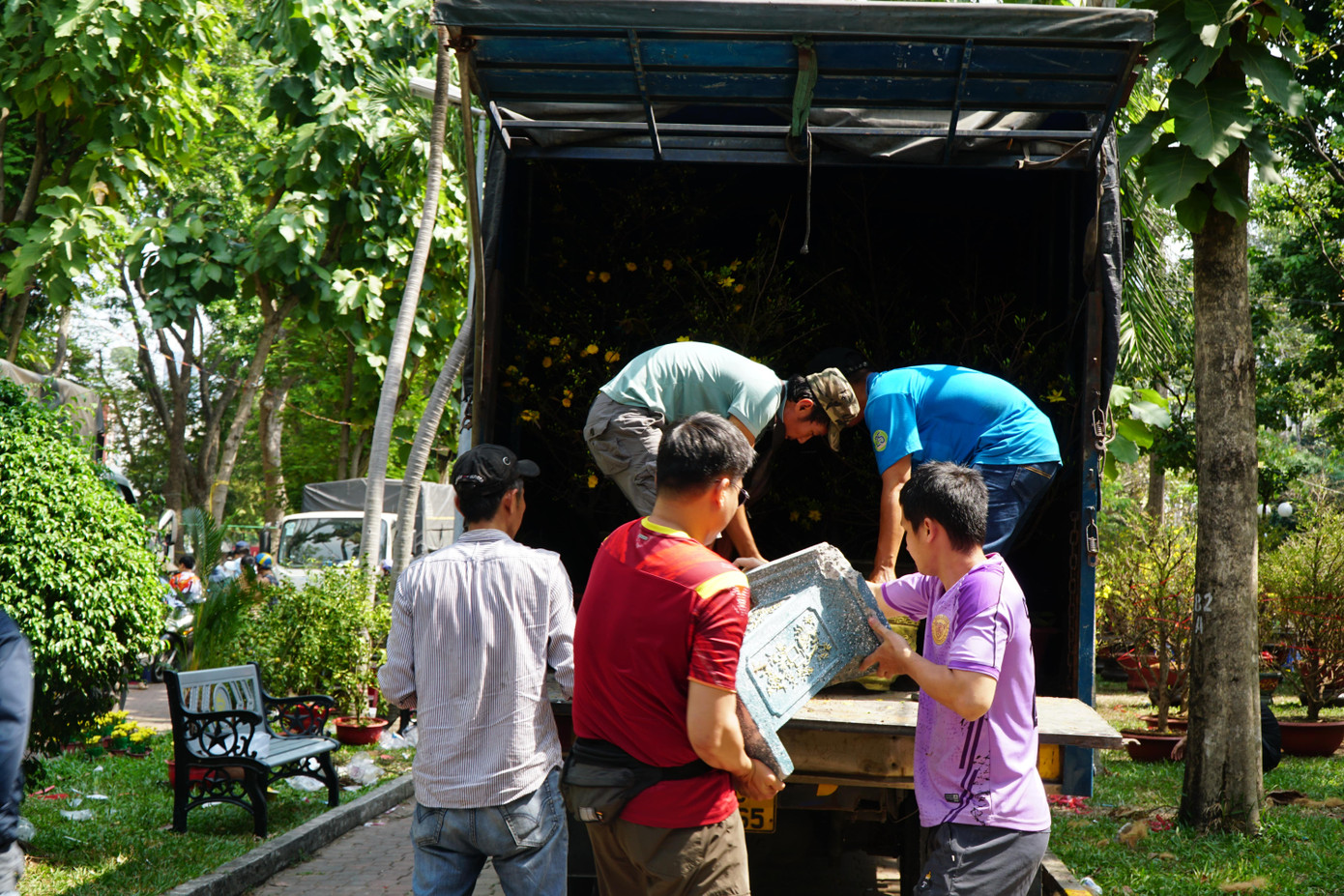 Tiểu thương tranh thủ bán "xả hàng" để trả mặt bằng, kịp về quê đón Tết.